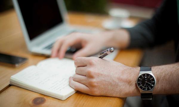 必一运动与欧洲知名体育数据公司达成战略合作，双方代表握手合影